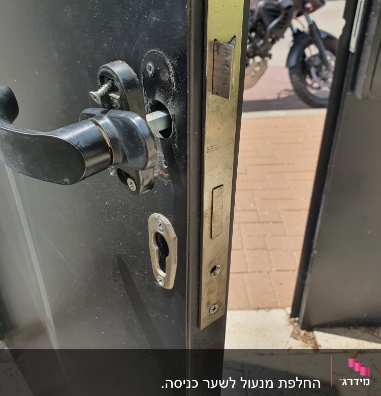 מנעול דלת פתוח עם ידית שחורה וברגים